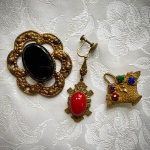 Vintage Jewelry Mysteries: Unearthed Treasures from the Unknown!